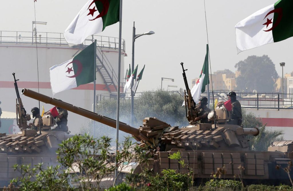 بعد فرار الجنرال “ناصر الجن”.. استنفار أمني غير مسبوق داخل أجهزة الأمن والجيش في الجزائر