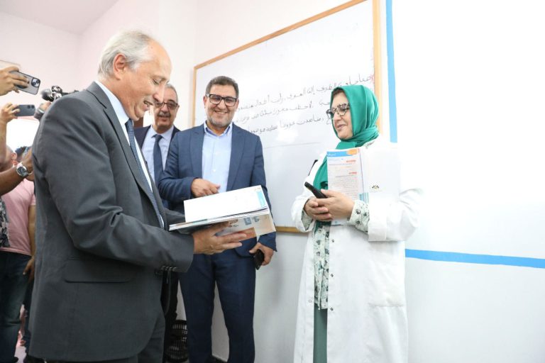 تفاعلا مع تساؤل صحفي.. برادة يقوم بزيارة مفاجئة لمدرستين رائدتين بالرباط