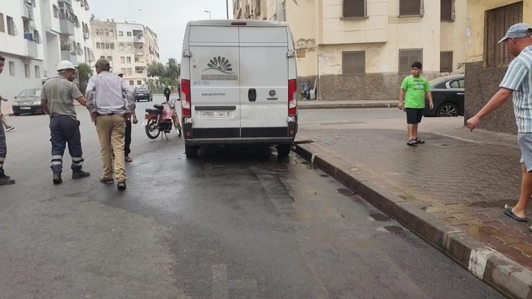 عين السبع تغرق بسبب انكسار أنبوب الماء الصالح للشرب… وعجز فرق التدخل يثير الاستياء