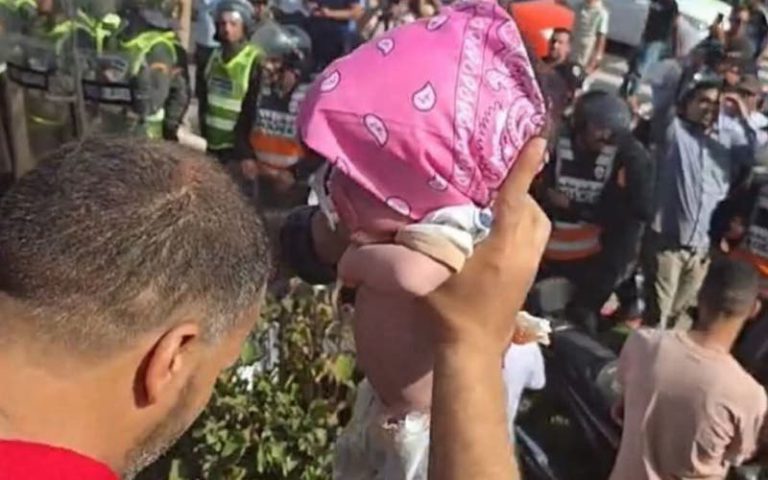 رضيعة مريضة تخطف الأنظار في الوقفة الاحتجاجية أمام مستشفى أكادير