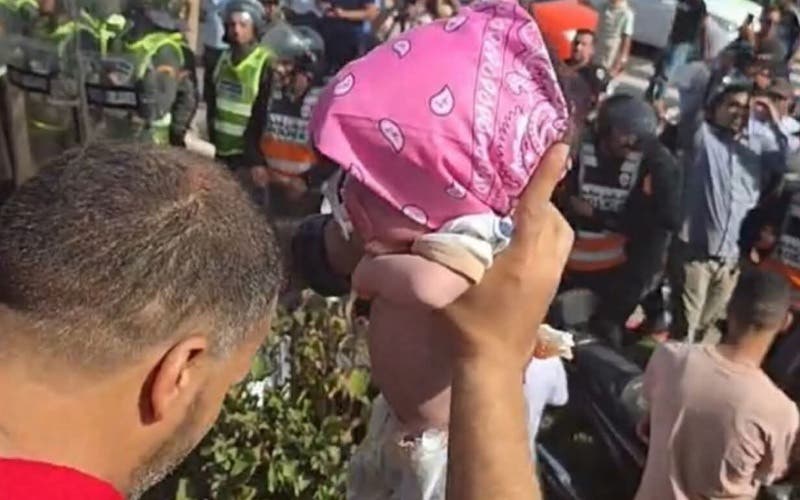 رضيعة مريضة تخطف الأنظار في الوقفة الاحتجاجية أمام مستشفى أكادير