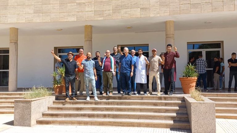 وجدة.. وقفة تضامنية للجامعة الوطنية للصحة دفاعًا عن كاتبها الجهوي
