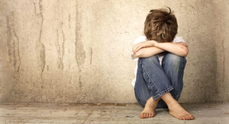 الناظور.. تلميذ يعود بوجه مشوّه من مدرسته وأمه تُفاجأ بتكاليف سكانير بـ3500 درهم