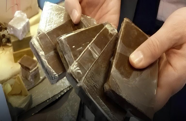 الجمارك تُسقط فرنسيًا حاول تهريب 45 كيلوغرامًا من الحشيش بمليلية المحتلة