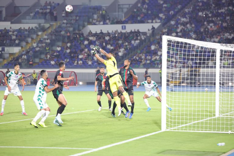 التعادل يحسم كلاسيكو الرجاء الرياضي والجيش الملكي في البطولة الاحترافية