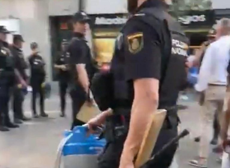 ذعر في قلب مدريد.. شاب يهدد بتفجير أسطوانة غاز وسط حي مكتظ
