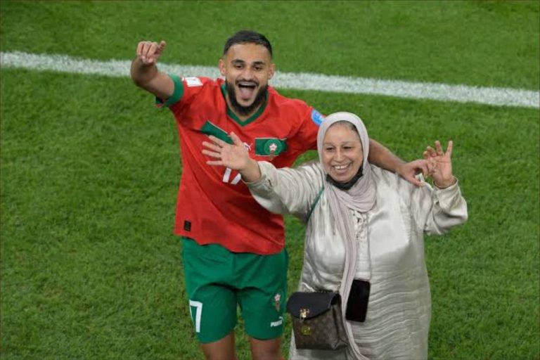 سفيان بوفال ينفي إشاعة وفاة والدته ويطالب باحترام حياته الخاصة