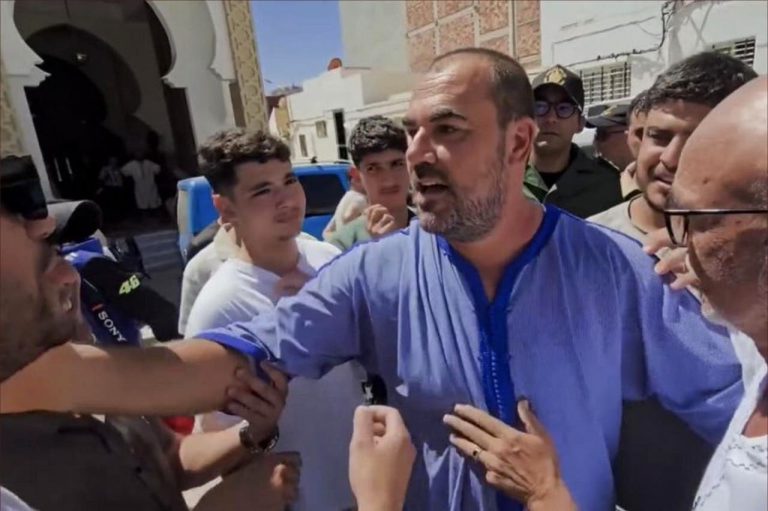 ناصر الزفزافي يوجه رسالة شكر لمن آزره في محنة وفاة والده