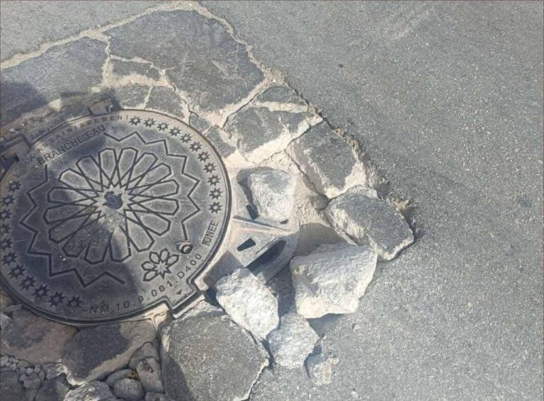 جماعة الرواضي.. تذمر السائقين بسبب “الروكار” على الطريق الرئيسية