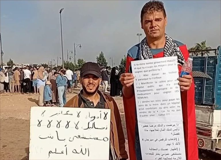 أكادير.. مواطن أجنبي يشارك في احتجاجات أمام المستشفى الجهوي 