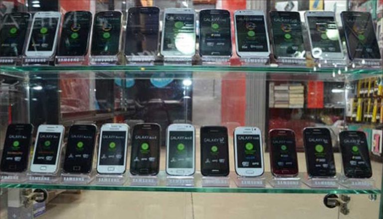 الحسيمة.. سيدة ضحية نصب واحتيال في محل للهواتف بإمزورن