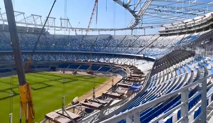 لجنة “الكاف” تزور ملعب طنجة الكبير قبل الحسم في اعتماده لاحتضان “كان 2025”