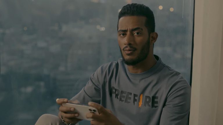 طفل ينتحر بعد خسارة مدخرات والده في لعبة إلكترونية روج لها محمد رمضان (فيديو)