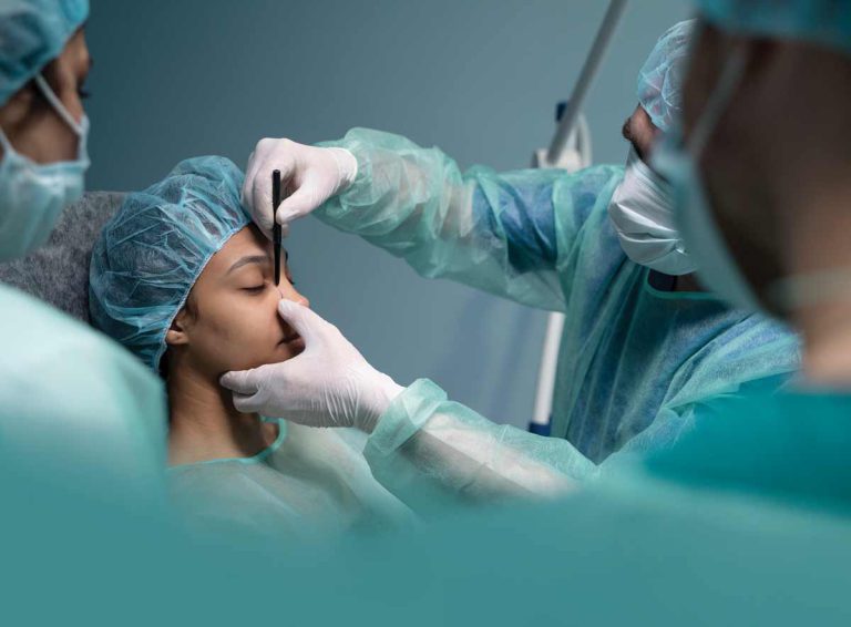 “بلوغر” تواجه خطر العمى بعد حقنة تجميل فاشلة (فيديو)