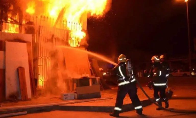 طنجة.. اندلاع حريق بقيسارية الأزهر والوقاية المدنية تنجح في إخماده في ظرف وجيز